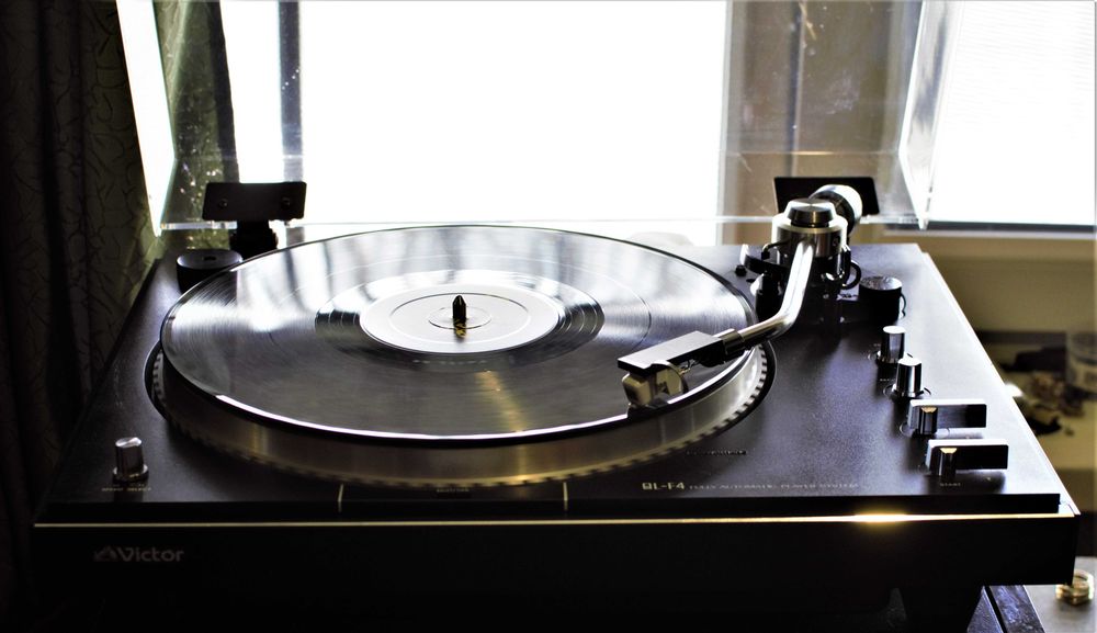 Проигрыватель виниловых дисков Victor Ql-F4