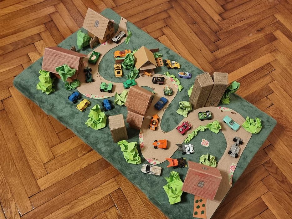 Colectie 24 masinute Kinder si orasel hand made