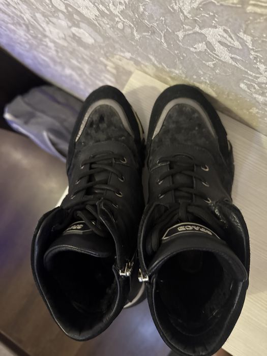 Продам женские ботинки