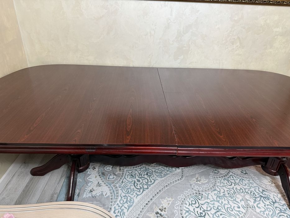 Продается стол из красного дерева
