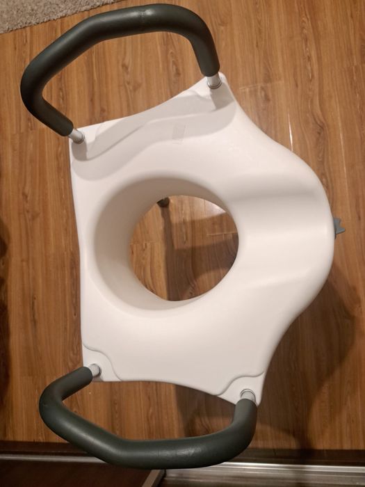 Inaltator  wc cu manere de sustinere, reglabil