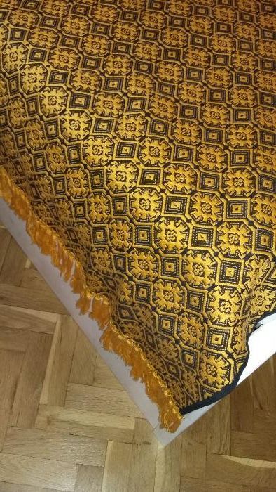 Продавам покривка за легло жълто и черно.