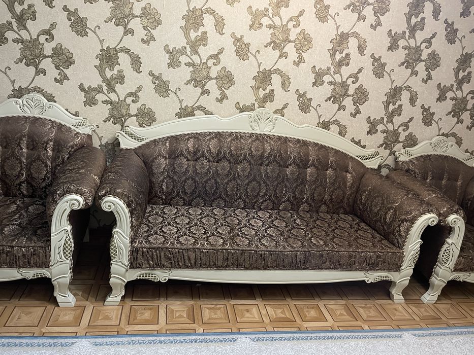 Продам диван и два кресла