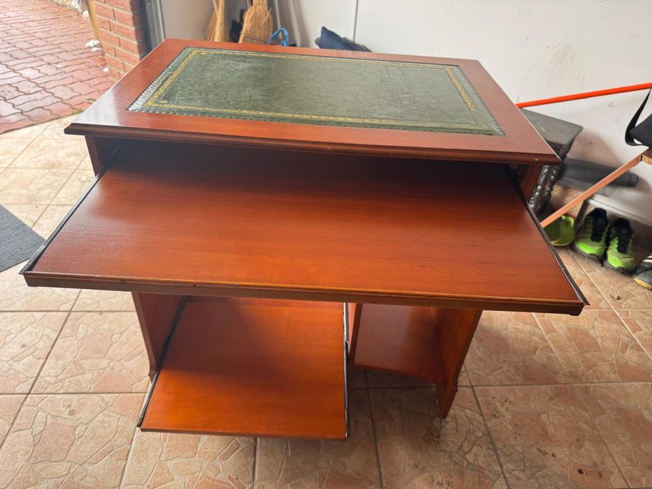 Vand birou din lemn masiv.