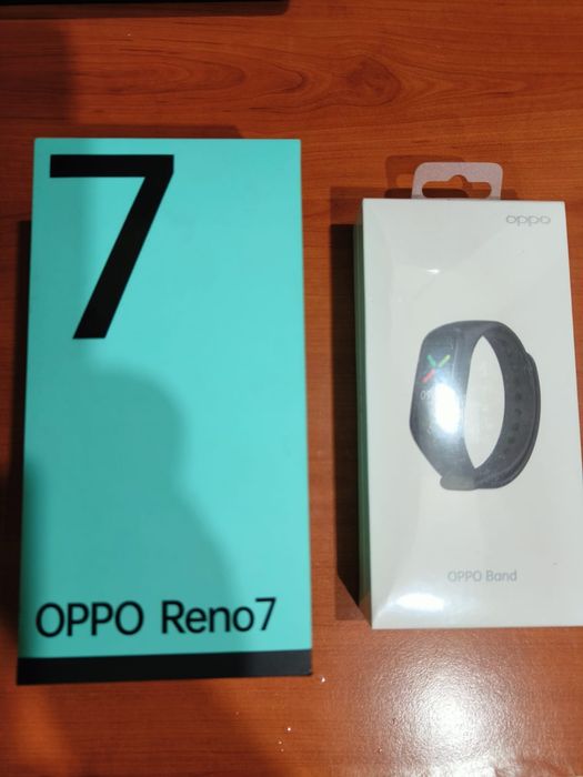 Telefon marca Oppo Reno 7.