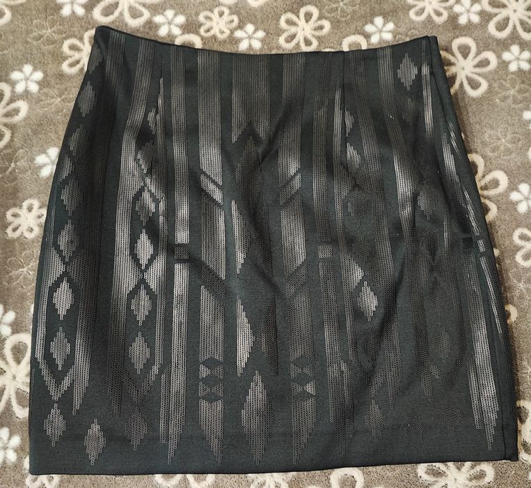 Черна пола с паети N40 - 25 лв.