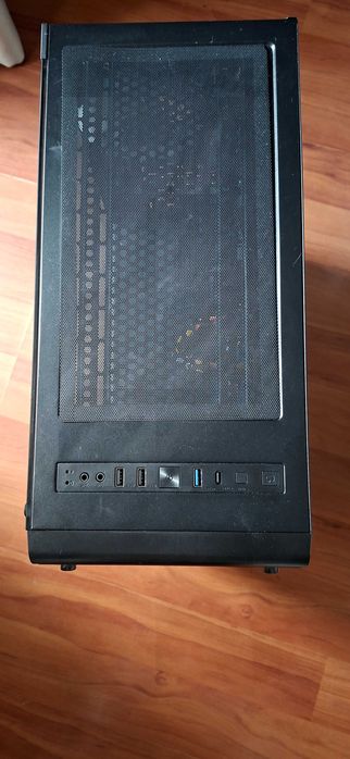 Геймърски компютър с монитор