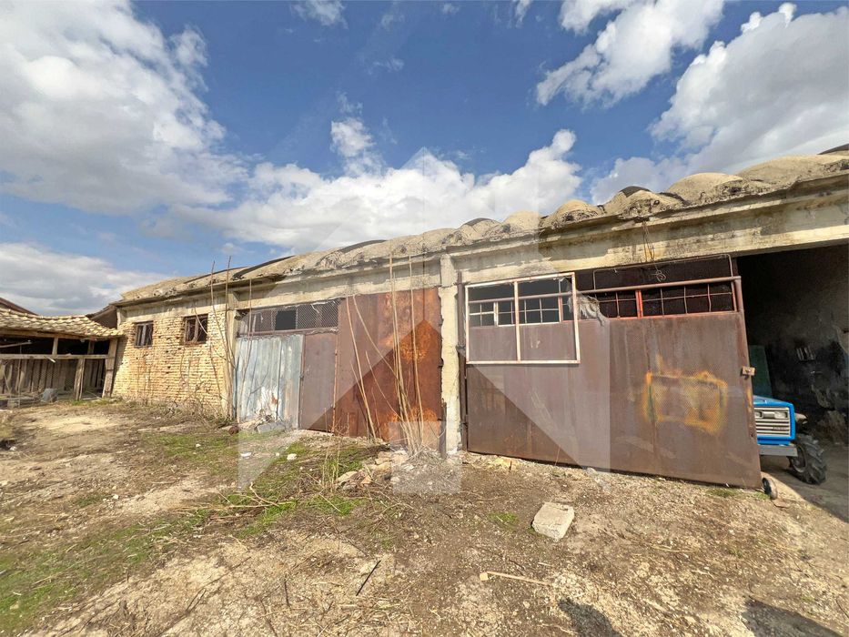 Продава БИЗНЕС имот СКЛАДОВЕ с ЖИЛИЩНА част в с. Стоян Михайловски