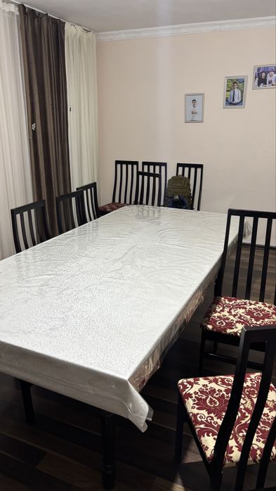 Стол жане стулья сатылады. Продаются стол и стулья.