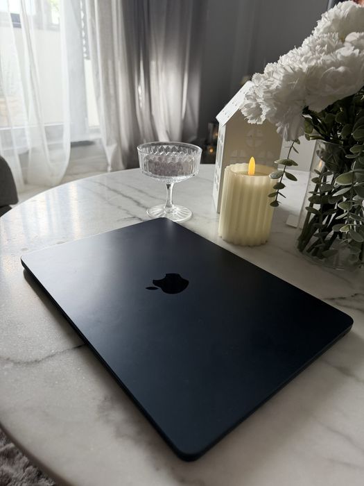 Vând MacBook Air 13.6” (model 2024)