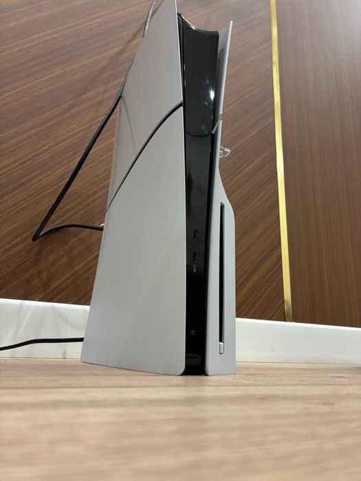 Продам PS5 Slim 1 TB + игры
