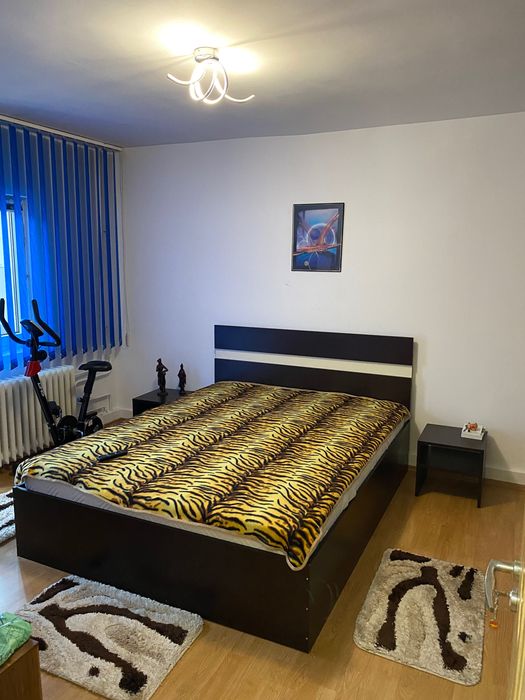 Închiriez apartament dotat cu 4 camere, modern.