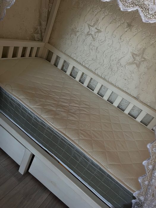 Срочно! Продам кровать домик!