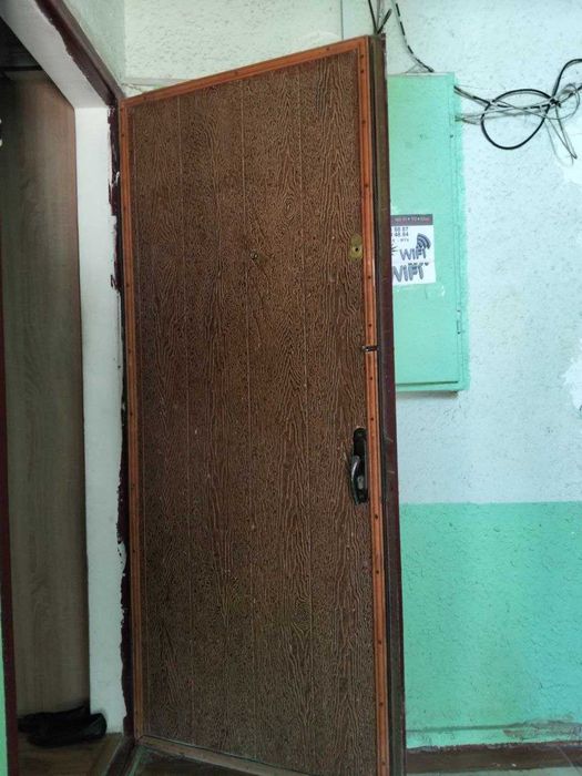 Продам входную железную дверь