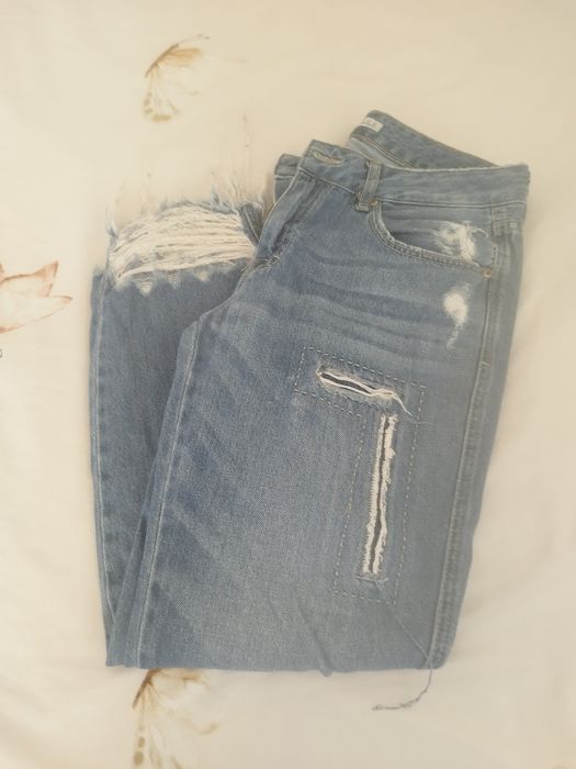 Бели и светло сини дънки на Zara