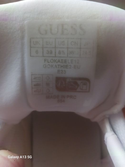 Papuci/Adidași Guess
