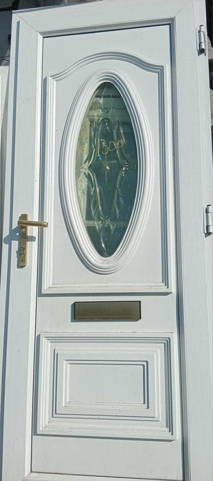 Usi exterior elegante cu vitralii