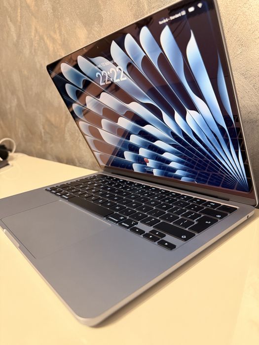 MacBook Air M4 + clablu USB C la display port și Hub cu multe porturi