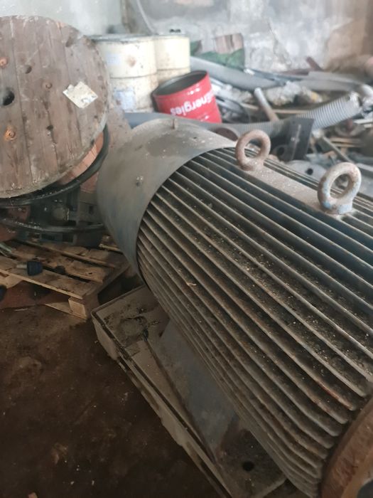 Vand motor 315 kw . Stare impecabila . 10 000 plus TVA