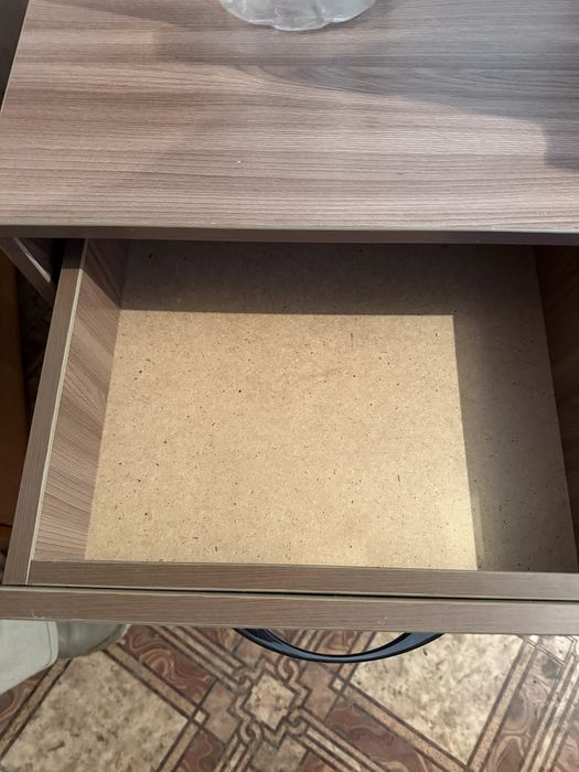 Стол, тумбочка, стол