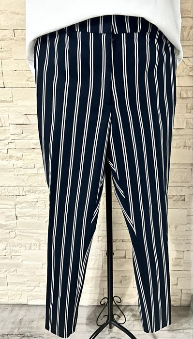Pantaloni H&M, impecabili.