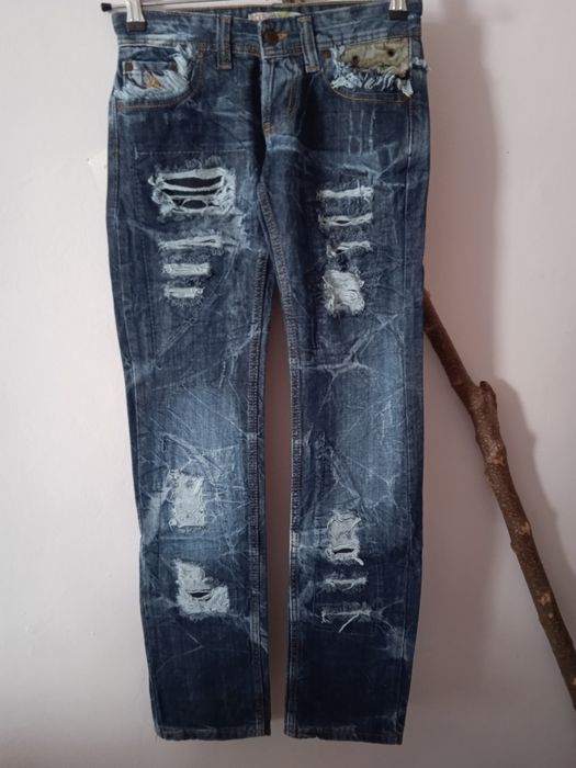 Дънки с номера 30 ,32 .