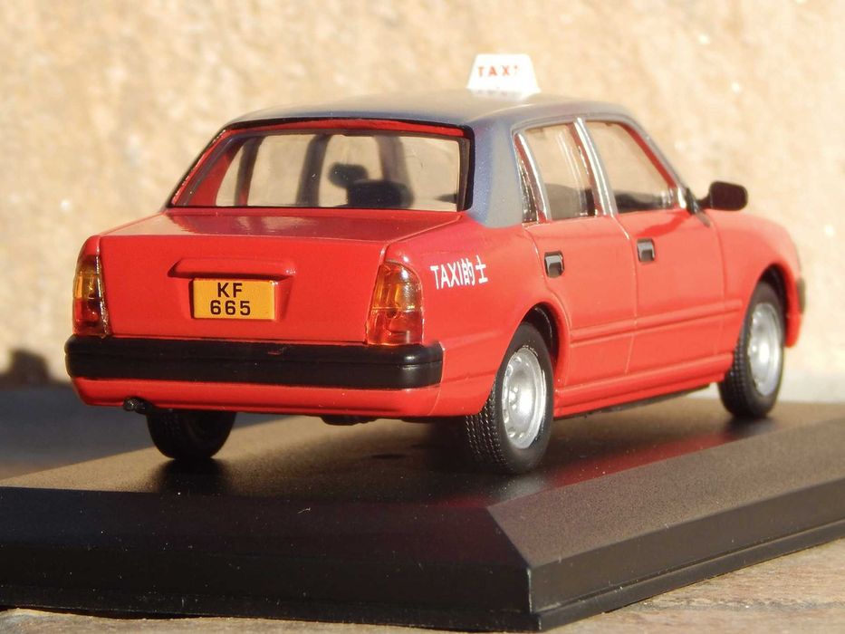 Macheta Toyota Crown Comfort Hong Kong Taxi 1995 cu postament scara 1:43 Amercom