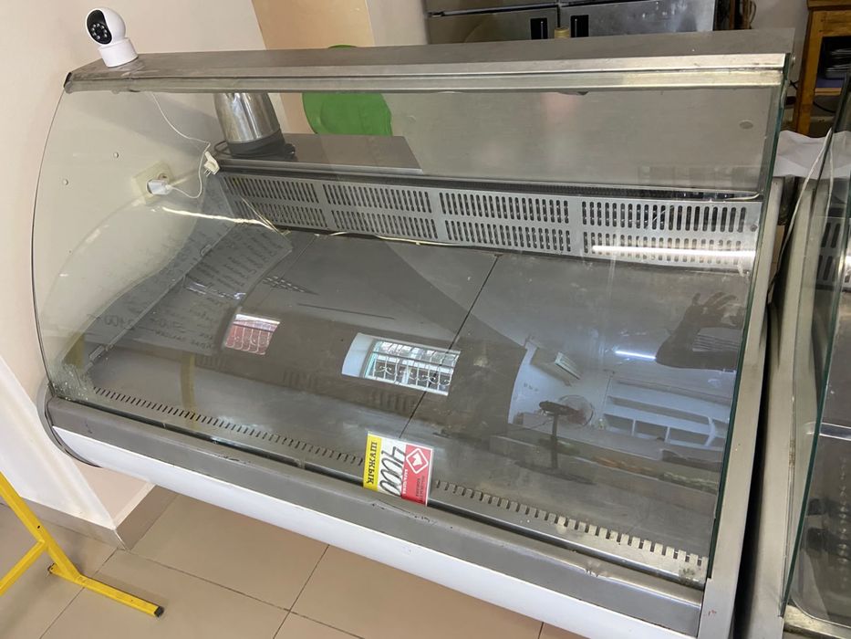 Продается витринный холодильник