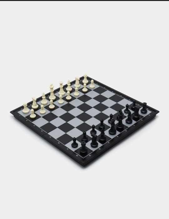 Shaxmat magnit tilla-kumush oq-qora sports