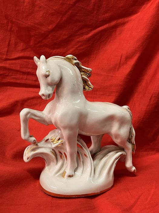 Продам «Конь-огонь» фарфоровую статуэтку