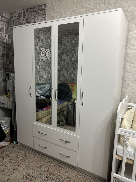 Распашной шкаф с зеркалами