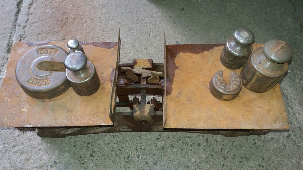 Весы старинные с гирями