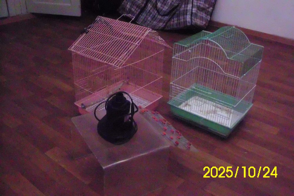 Клетки для попугаев.