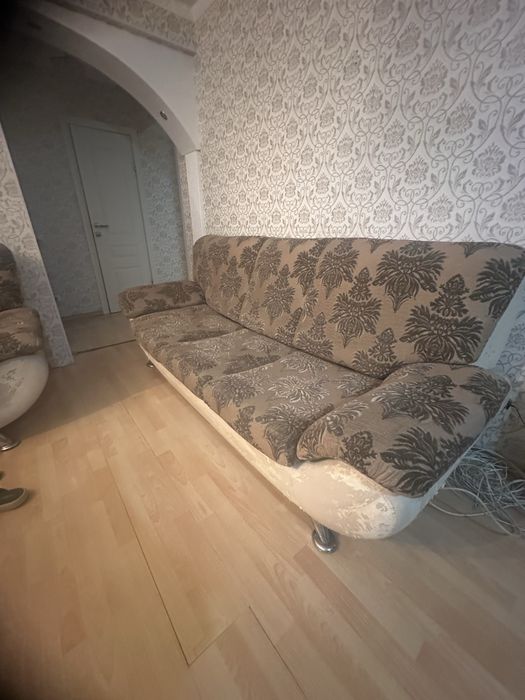 Продам  2 Дивана  в гостиную и кресло