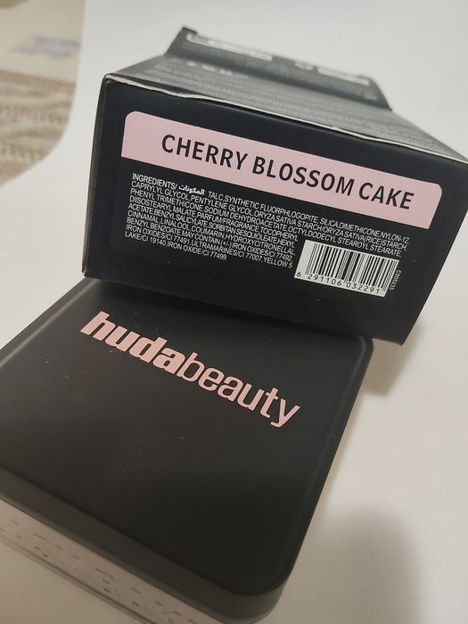 Huda Beauty. Pudră translucidă compactă.