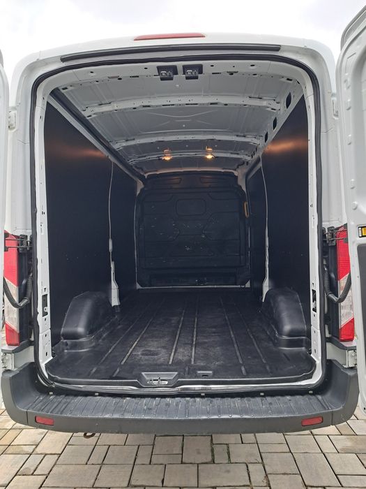 Ford Transit model mediu