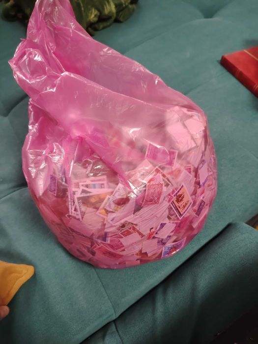 Vând 3 clasoare de timbre+ 1,7 kg timbre