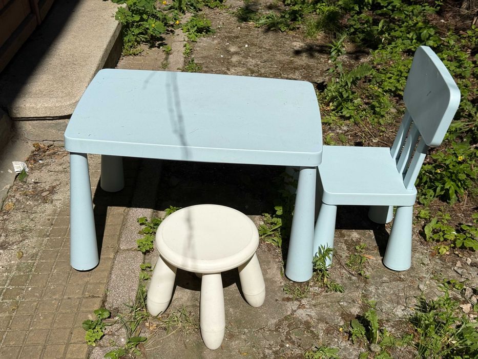 Set Masă cu Scaune pentru Copii Ikea – Albastru și Crem, Stare Buna + Cadou Treapta Lavoar