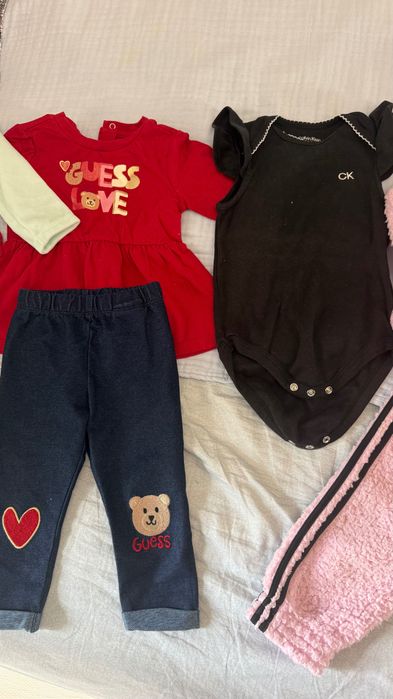Vând un set de haine de firmă pentru fetiță 3-6, 6-9 luni.