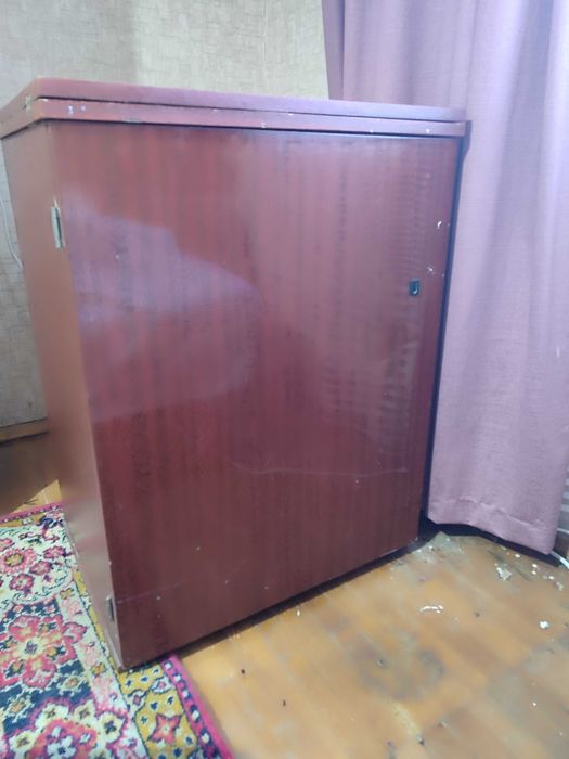 Швейная машина с тумбой