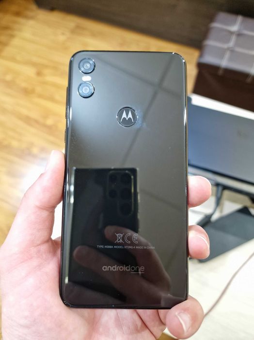 Смартфон Motorola One 64/4