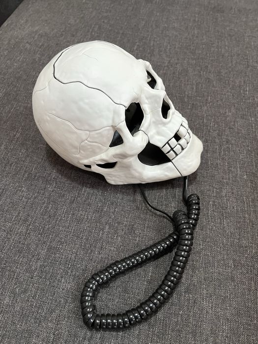 Телефон с форма на череп