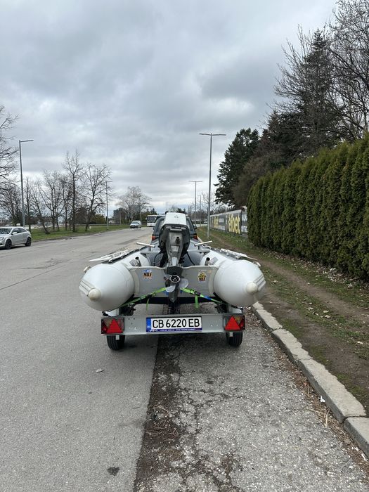 Надуваема лодка с двигател Honda и колесар