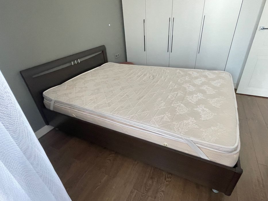 Продам кровать 140×200, цвет тёмный орех