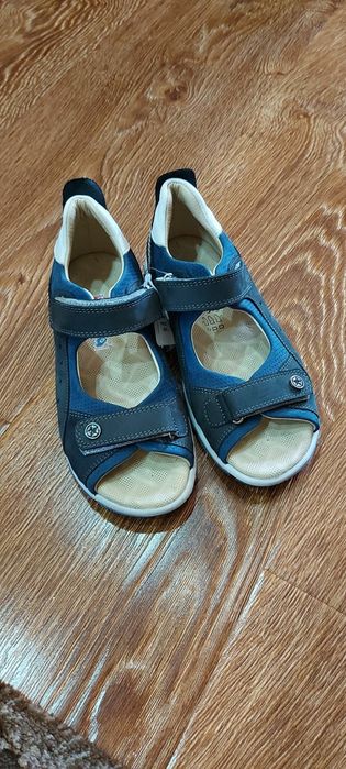 Продам сандали на мальчиков.