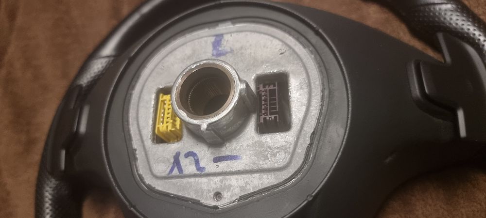 Волан от Мерцедес GLE 2017г. с пера за смяна на скоростите и вибрация.