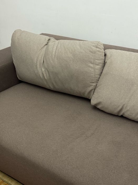 Диван гостинный.