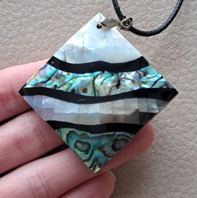 Колие от седиф с кожена верижка.