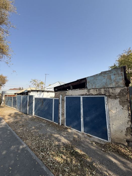 Дом с участок вдоль дороги