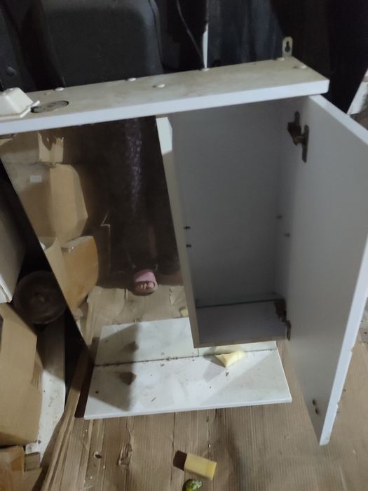 Продам корнитур для ванной.